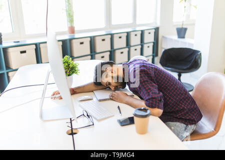 Indischer Geschäftsmann Schlafen über den Laptop im Büro Stockfoto