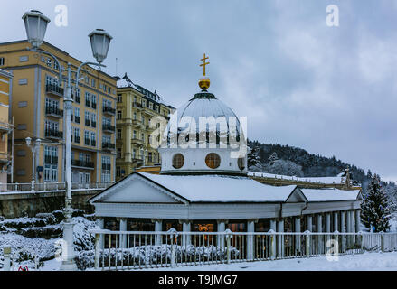 In Marianske Lazne, Tschechische Republik - 28. Dezember 2017: Winter Bild von Kreuz Frühling Pavillon im Spa Stadt in Westböhmen bedeckt mit weißen Schnee. Stockfoto