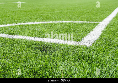 Kennzeichnung der Winkel der Fußballplatz mit künstlicher Oberfläche. Stockfoto