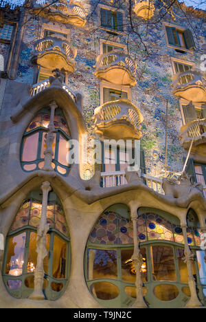 Barcelona-Catalunya-Blick auf das Mosaik gefliest Außenfassade des Casa Batllo entworfen von dem Architekten Antoni Gaudi Barcelona Spanien Eu Europa Katalonien Stockfoto