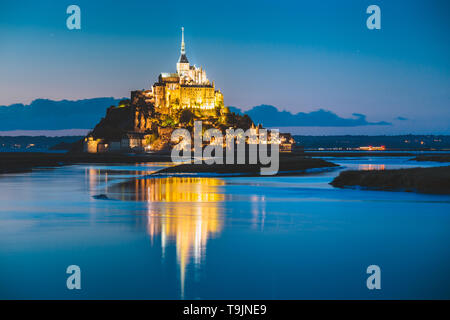 Klassische Ansicht des berühmten Le Mont Saint-Michel-Gezeiten-Insel in schöne Dämmerung während der blauen Stunde bei Dämmerung, Normandie, Nordfrankreich Stockfoto