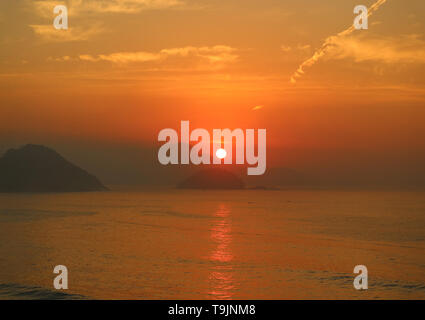 Beeindruckenden Sonnenaufgang über dem Atlantischen Ozean Blick vom Strand von Copacabana in Rio de Janeiro, Brasilien Stockfoto