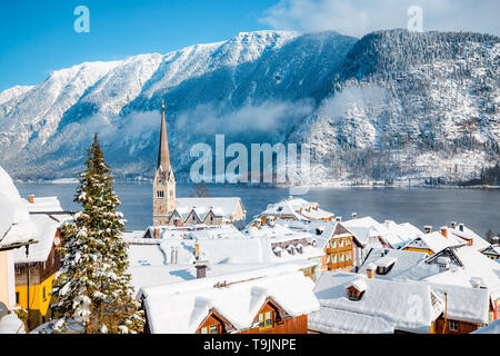 Panoramablick auf das historische Dorf von Hallstatt an einem schönen kalten sonnigen Tag mit blauen Himmel und Wolken im Winter, Österreich Stockfoto