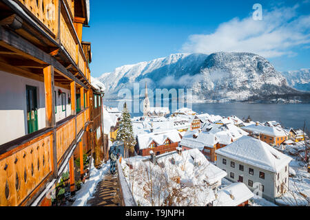 Panoramablick auf das historische Dorf von Hallstatt an einem schönen kalten sonnigen Tag mit blauen Himmel und Wolken im Winter, Österreich Stockfoto