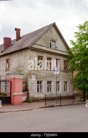 Kaluga, Russland - 11. Mai 2019: alten grünen Landhausstil zwei etagen Haus Stockfoto