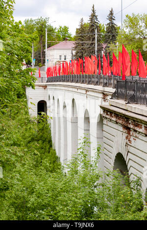 Kaluga, Russland - Mai 11, 2019: Blick auf den Steinbogen Brücke über die Schlucht mit roten Fahnen Berezuysky Stockfoto