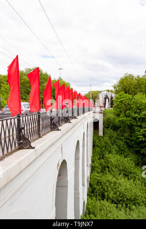 Kaluga, Russland - Mai 11, 2019: Blick auf den Steinbogen Brücke über die Schlucht mit roten Fahnen Berezuysky Stockfoto