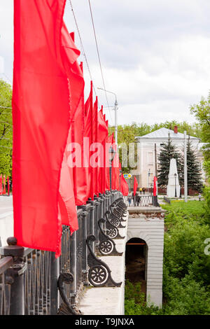 Kaluga, Russland - Mai 11, 2019: Blick auf den Steinbogen Brücke über die Schlucht mit roten Fahnen Berezuysky Stockfoto