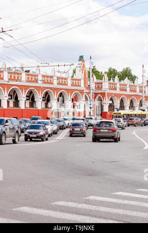 Kaluga, Russland - 11. Mai 2019: Gostiny Dvor in der Alten Storg Platz mit Handel Zeilen mit Geschäften ist ein Symbol des Merchant's Kaluga. Stockfoto