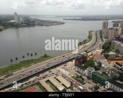 Stadt Abidjan von Sky aus dem Gebäude gefilmt Stockfoto