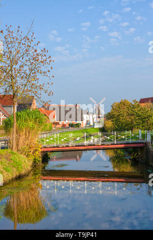 Kanal durch das Dorf von Jork, Altes Land, Niedersachsen, Deutschland Stockfoto