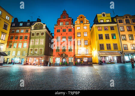 Klassische Ansicht der bunten Häusern an der berühmten stortorget Stadtplatz in der Stockholmer Altstadt Gamla Stan (Altstadt) in der Nacht, Stockholm, Schweden Stockfoto