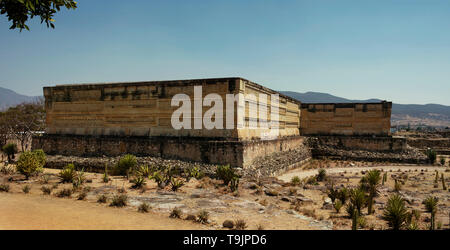 Panorama-aufnahme der Zapoteken Ruinen, Teil der Spalten Gruppe Strukturen. Archäologische Stätte Mitla, Oaxaca, Mexiko. Apr 2019 Stockfoto