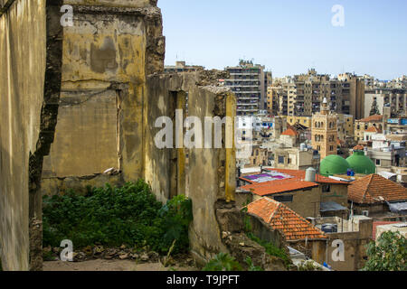 Tripoli, Libanon - Januar 15, 2016: zerstörten Haus und Blick von oben auf die Altstadt von Tripoli, Libanon Stockfoto