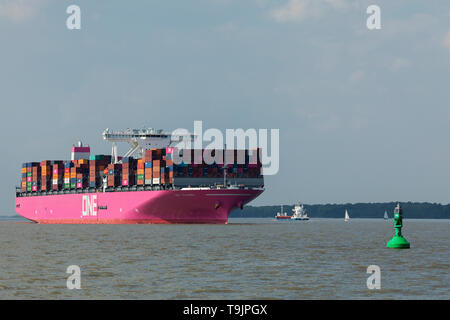 Stade, Deutschland - Mai 18, 2019: Ultra-großen Container Ship One Columba auf der Elbe nach Hamburg. Das Schiff ist durch Ocean Network Express betrieben Stockfoto