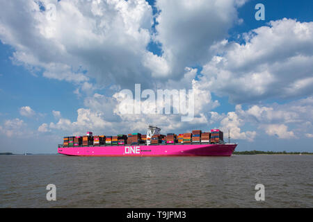 Stade, Deutschland - Mai 18, 2019: Ultra-großen Container Ship One Columba auf der Elbe nach Hamburg. Das Schiff ist durch Ocean Network Express betrieben Stockfoto