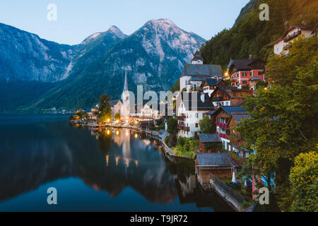 Klassische Postkarte Blick auf berühmte Hallstatt Bergdorf mit Hallstattersee in den österreichischen Alpen in mystischer Dämmerung während der Blauen Stunde in der Morgendämmerung in Summe Stockfoto