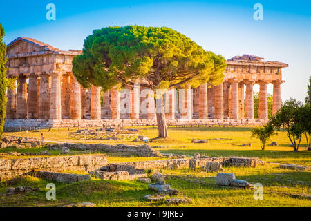 Paestum Tempel Archäologische UNESCO Weltkulturerbe bei Sonnenuntergang, Provinz Salerno, Kampanien, Italien Stockfoto