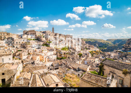 Panoramablick auf die Altstadt von Matera (Sassi di Matera) an einem sonnigen Tag mit blauen Himmel und Wolken, Basilicata, Italien Stockfoto