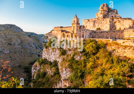 Panoramablick auf die Altstadt von Matera (Sassi di Matera) im schönen goldenen lichter Morgen bei Sonnenaufgang, Basilicata, Italien Stockfoto