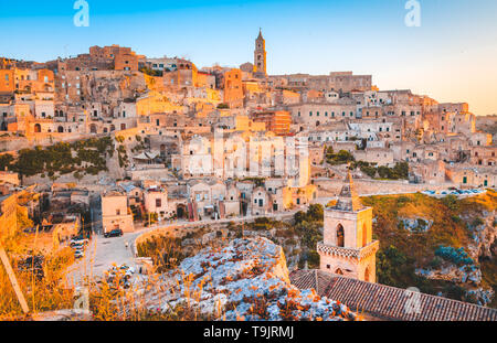 Panoramablick auf die Altstadt von Matera (Sassi di Matera) im schönen goldenen lichter Morgen bei Sonnenaufgang, Basilicata, Italien Stockfoto