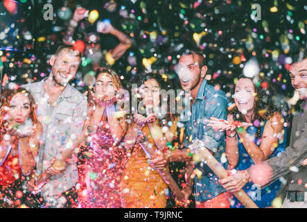Gerne Freunde party Konfetti werfen in der Verein - Millennials Jugendlichen Spaß feiern in der Diskothek Stockfoto