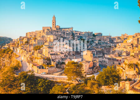 Panoramablick auf die Altstadt von Matera (Sassi di Matera) im schönen goldenen lichter Morgen bei Sonnenaufgang, Basilicata, Italien Stockfoto