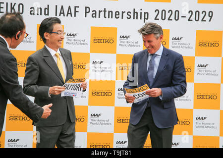 YOKOHAMA, Japan - 10. Mai: Der CEO von Seiko, Herr Shinji Hattori und der IAAF Präsident Sebastian Coe während der offiziellen Seiko Ankündigung 2019 IAAF World Relais Meisterschaften an der Nissan Stadium am 10 Mai, 2019 in Yokohama, Japan. (Foto von Roger Sedres für die Iaaf) Stockfoto