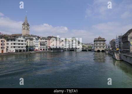 Panorama Blick über die Altstadt von Zürich mit St. Peter Kirche, an der Limmat, Schweiz Stockfoto