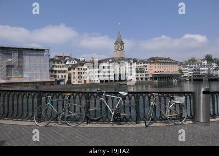 St. Peter Kirche, Blick vom Münster Brücke in Zürich, Schweiz Stockfoto