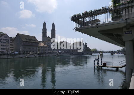 Blick von der Straße auf die Wuehre Grossmünster Kirche in Zürich, Schweiz Stockfoto