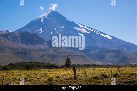 Blick auf den Vulkan Lanin in der Patagonischen Anden an der Grenze zwischen Argentinien und Chile. Stockfoto