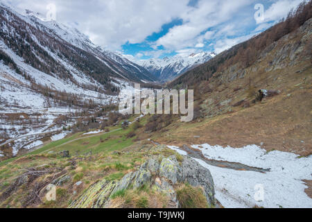 Einsame Berg Tal in den Berner Alpen, Schweiz. Schneebedeckte Berge, Tal aus gesehen oben auf der Piste. Stockfoto