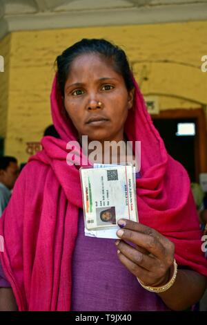 Eine indische Frau gesehen zeigen Ihr Personalausweis und Tinte Finger nach ihrer Stimmabgabe im Wahllokal in der letzten Phase der allgemeinen Wahlen in Indien in Patiala Bezirk des Punjab. Abstimmung hat für die letzte Phase der Lok Sabha Wahlen in Punjab, Bihar, Westbengalen, Madhya Pradesh, Uttar Pradesh, Himachal Pradesh, Jharkhand und Chandigarh begonnen. Über 10.01 lakh Wähler wird das Schicksal von 918 Kandidaten entscheiden. Die Auszählung der Stimmen erfolgt am 23. Mai nehmen, sagten Beamte. Stockfoto