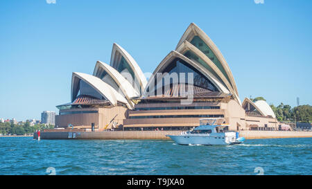 SYDNEY, AUSTRALIEN - 11. FEBRUAR 2019: ein Motorboot, Sydney Opera House, einer der bekanntesten Australiens Gebäude. Stockfoto