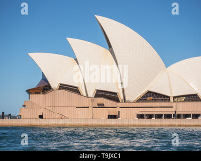 SYDNEY, AUSTRALIEN - 11. FEBRUAR 2019: Mit seinen ineinander greifenden Dach oder der Höllen", die Oper von Sydney ist Australiens bekanntesten Gebäude. Stockfoto