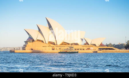 SYDNEY, AUSTRALIEN - 11. FEBRUAR 2019: Mit der Fähre vorbei an Sydney Opera House, am späten Nachmittag. Stockfoto