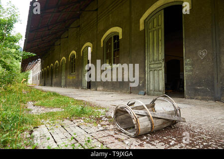 Zerkleinertes Altholz barrel aufgegeben Canfranc International Railway Station (Canfranc, Pyrenäen, Jacetania, Huesca, Aragón, Spanien) Stockfoto