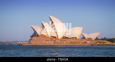 SYDNEY, AUSTRALIEN - 11. FEBRUAR 2019: Abend in Sydney Opera House, der bekanntesten Gebäude von Australien. Stockfoto