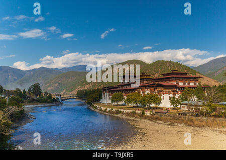 Die massive Punakha Dzong am Mo Chhu Fluss Stockfoto