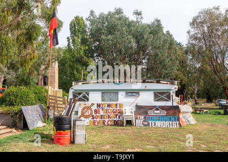 Die Aborigines Zelt Botschaft in Canberra, wo Wohnsitz Aktivisten behaupten, die politischen Rechte der Aborigines zu vertreten. Stockfoto