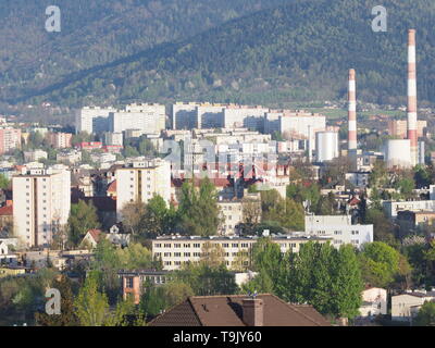 Stadtbild der europäischen Stadt Bielsko-Biala und Neigung von Beskiden Bereich in Polen im Jahr 2018, warmen, sonnigen Frühlingstag im April. Stockfoto