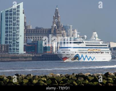 Liverpool, Großbritannien, 18. Mai 2019 Aida Vita Kreuzfahrtschiff verlässt Liverpool. AIDAvita ist das zweite Schiff der AIDA Cruises Flotte. AIDAvita wurde 2002 von der Deutschen Werft Aker MTW in Wismar gebaut. Sie ist identisch mit der AIDAaura credit Ian Fairbrother/Alamy Stockfotos Stockfoto