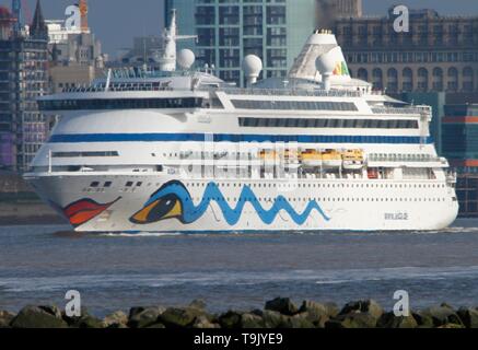 Liverpool, Großbritannien, 18. Mai 2019 Aida Vita Kreuzfahrtschiff verlässt Liverpool. AIDAvita ist das zweite Schiff der AIDA Cruises Flotte. AIDAvita wurde 2002 von der Deutschen Werft Aker MTW in Wismar gebaut. Sie ist identisch mit der AIDAaura credit Ian Fairbrother/Alamy Stockfotos Stockfoto