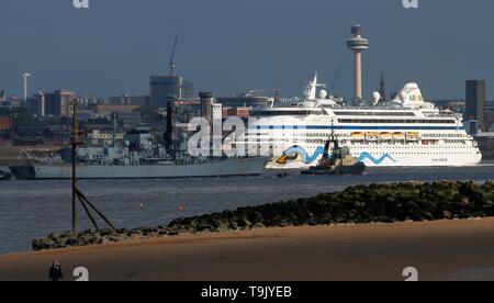 Liverpool, Großbritannien, 18. Mai 2019 Aida Vita Kreuzfahrtschiff verlässt Liverpool. AIDAvita ist das zweite Schiff der AIDA Cruises Flotte. AIDAvita wurde 2002 von der Deutschen Werft Aker MTW in Wismar gebaut. Sie ist identisch mit der AIDAaura credit Ian Fairbrother/Alamy Stockfotos Stockfoto