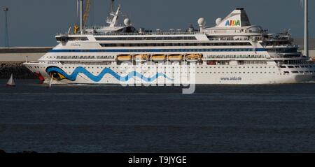 Liverpool, Großbritannien, 18. Mai 2019 Aida Vita Kreuzfahrtschiff verlässt Liverpool. AIDAvita ist das zweite Schiff der AIDA Cruises Flotte. AIDAvita wurde 2002 von der Deutschen Werft Aker MTW in Wismar gebaut. Sie ist identisch mit der AIDAaura credit Ian Fairbrother/Alamy Stockfotos Stockfoto