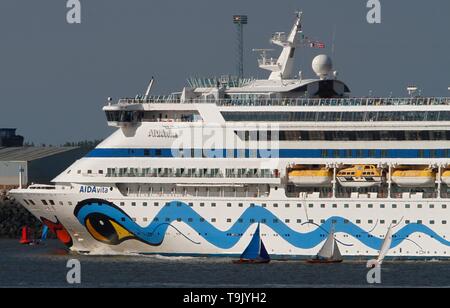 Liverpool, Großbritannien, 18. Mai 2019 Aida Vita Kreuzfahrtschiff verlässt Liverpool. AIDAvita ist das zweite Schiff der AIDA Cruises Flotte. AIDAvita wurde 2002 von der Deutschen Werft Aker MTW in Wismar gebaut. Sie ist identisch mit der AIDAaura credit Ian Fairbrother/Alamy Stockfotos Stockfoto