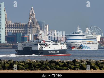 Liverpool, Großbritannien, 18. Mai 2019 Aida Vita Kreuzfahrtschiff verlässt Liverpool. AIDAvita ist das zweite Schiff der AIDA Cruises Flotte. AIDAvita wurde 2002 von der Deutschen Werft Aker MTW in Wismar gebaut. Sie ist identisch mit der AIDAaura credit Ian Fairbrother/Alamy Stockfotos Stockfoto