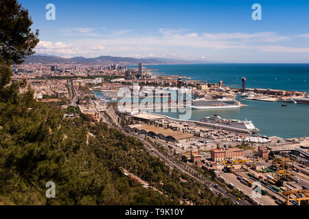 Panoramablick über Port Vell vom Gipfel des Montjuïc, Barcelona, Katalonien, Spanien Stockfoto