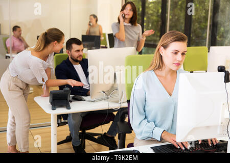 Junge froh Geschäft Leute arbeiten und zusammen die Kommunikation in der modernen Großraumbüro Stockfoto